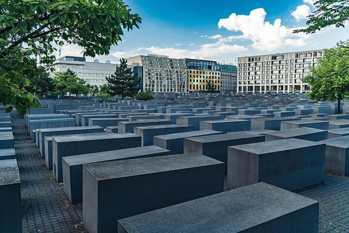 una fila di panchine in una città con edifici