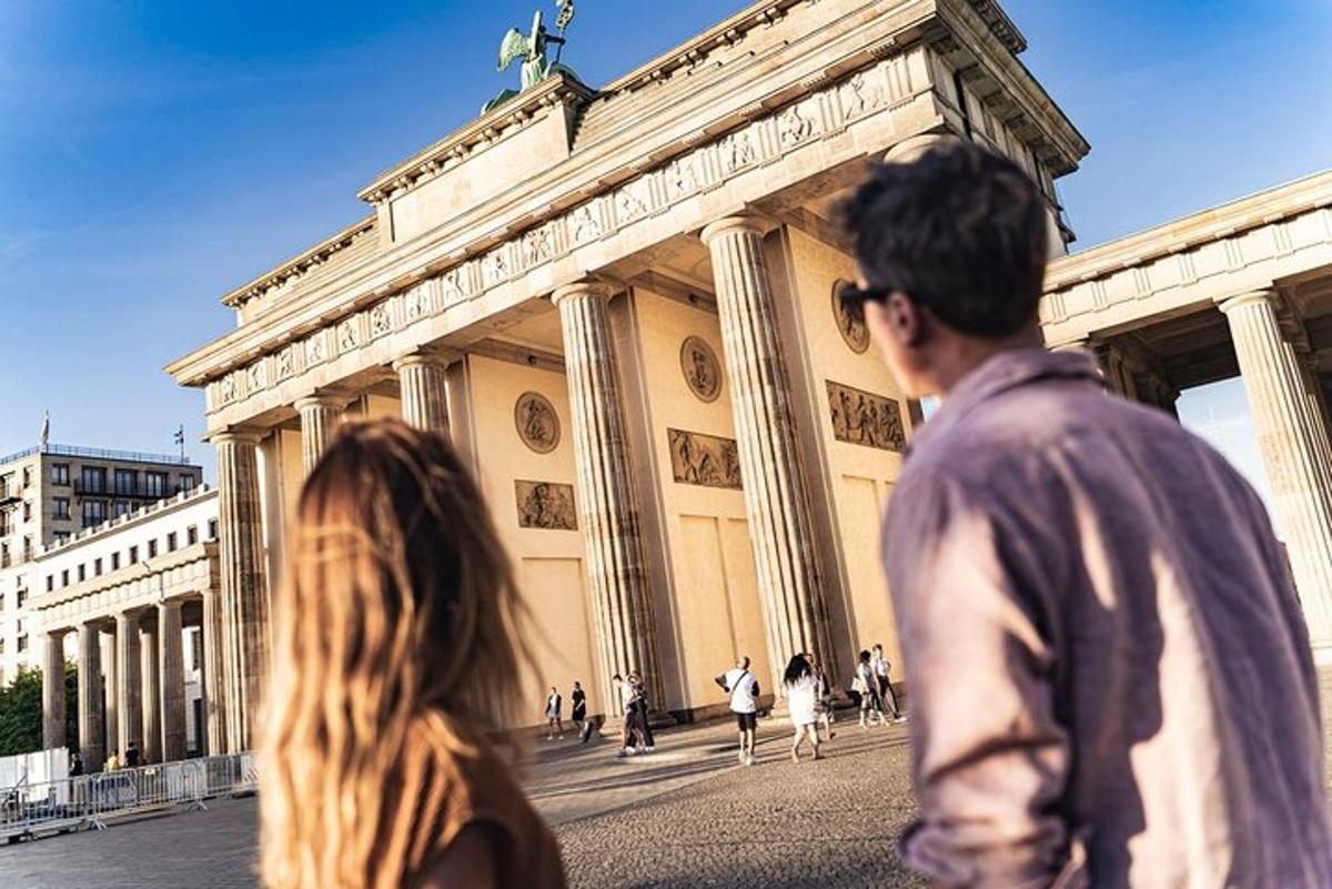 un gruppo di persone che camminano davanti a un edificio
