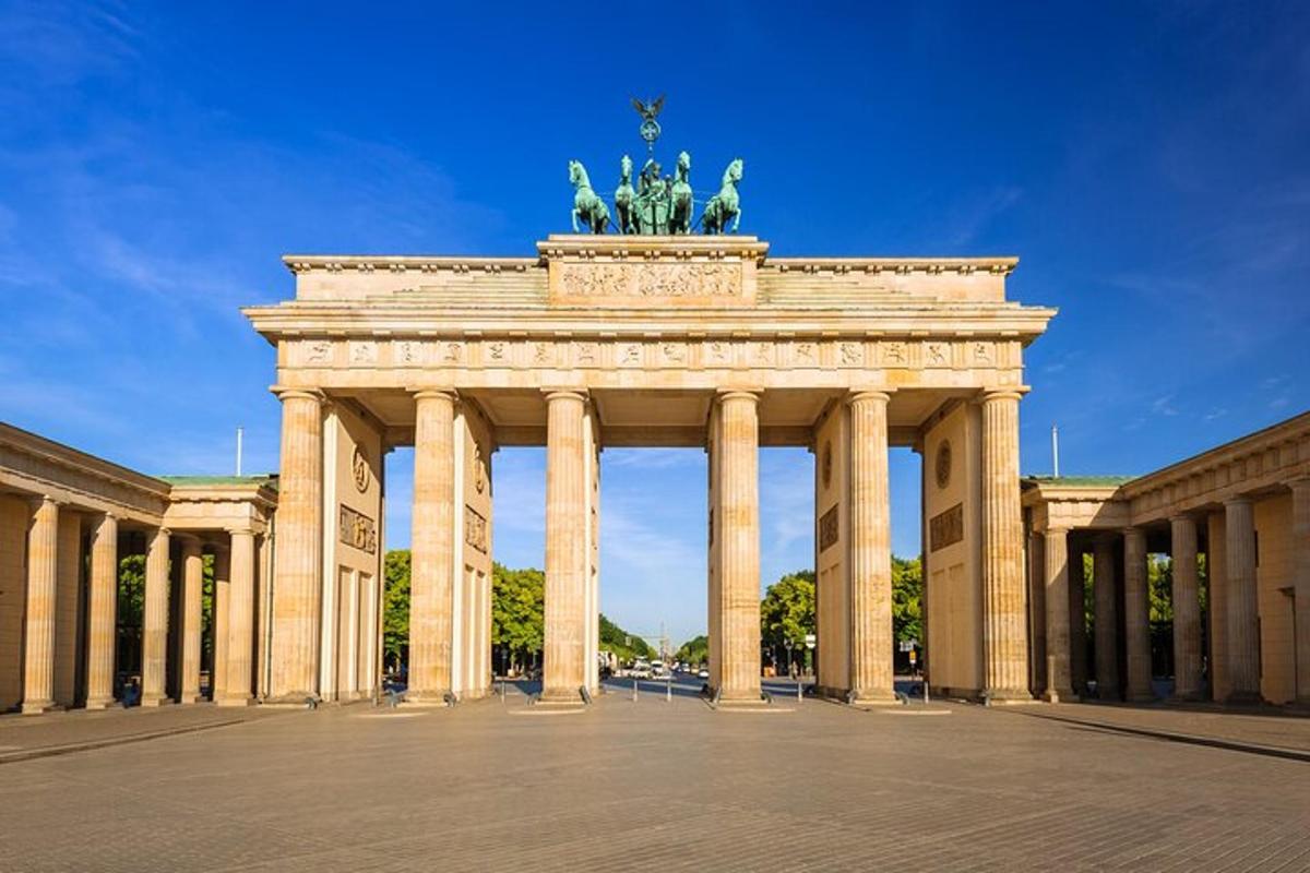 un grande monumento con una statua in cima