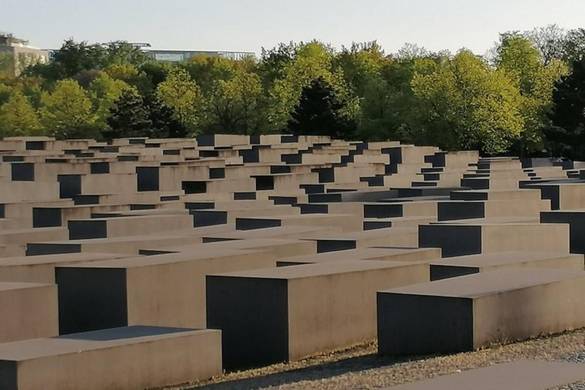 una lunga fila di panchine di cemento in un parco