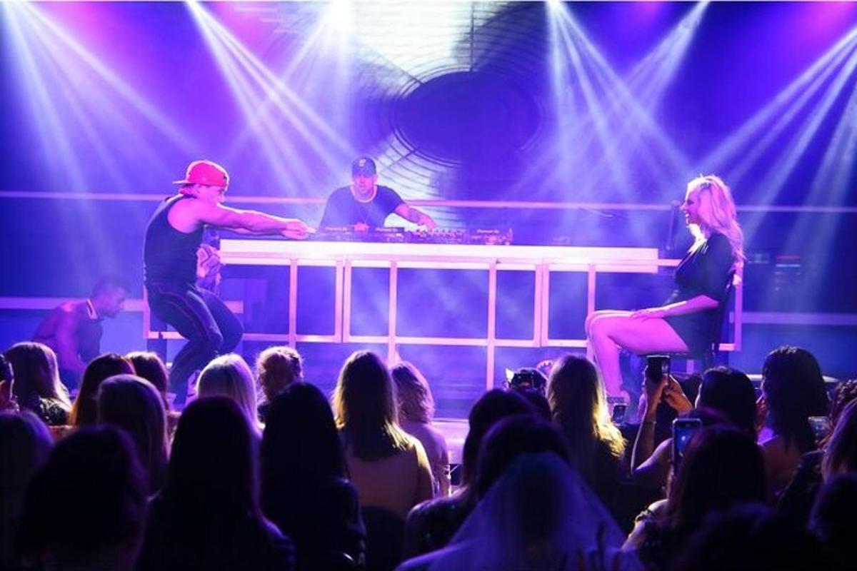 un gruppo di persone su un palco di fronte a una folla