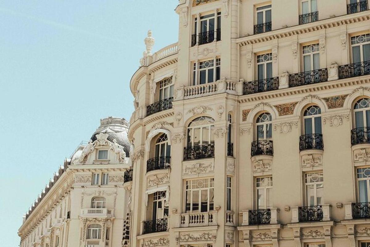 Un edificio alto con balcones a los lados.
