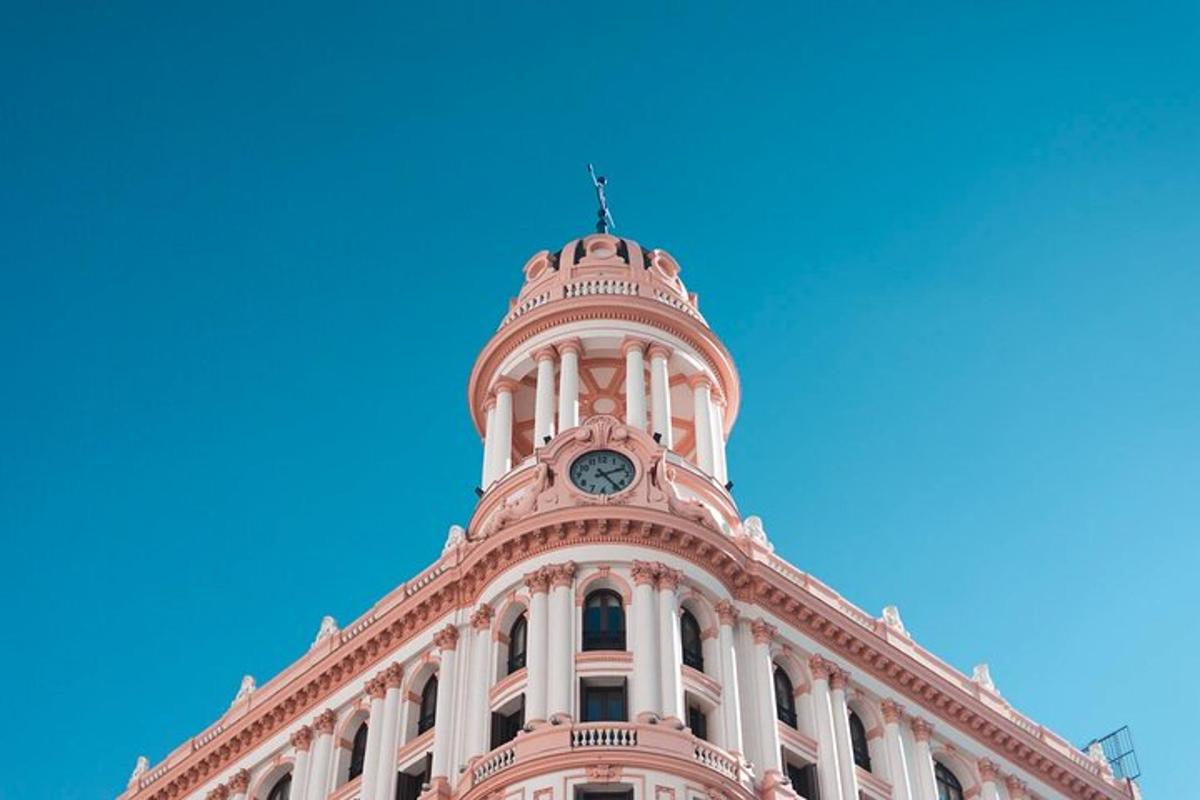Un edificio con un reloj en la parte superior.