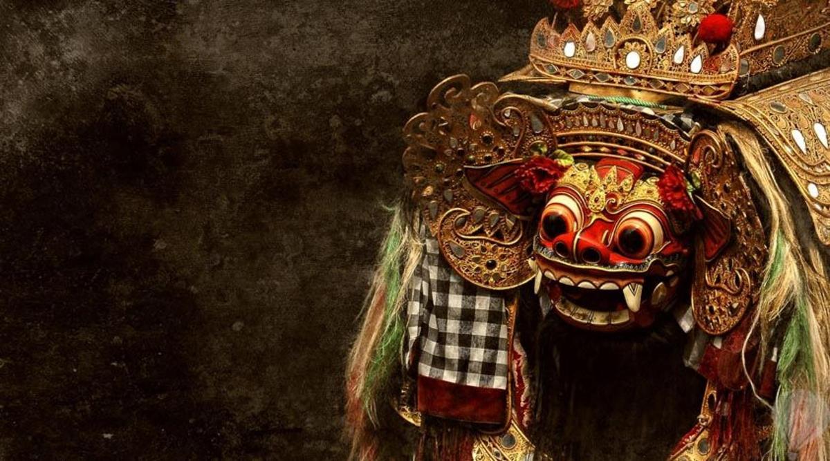 una maschera con una corona sopra