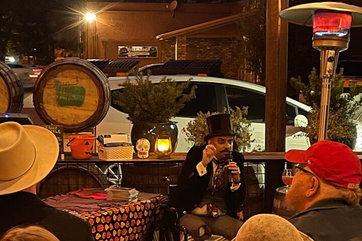 Un hombre con sombrero de copa hablando por teléfono celular