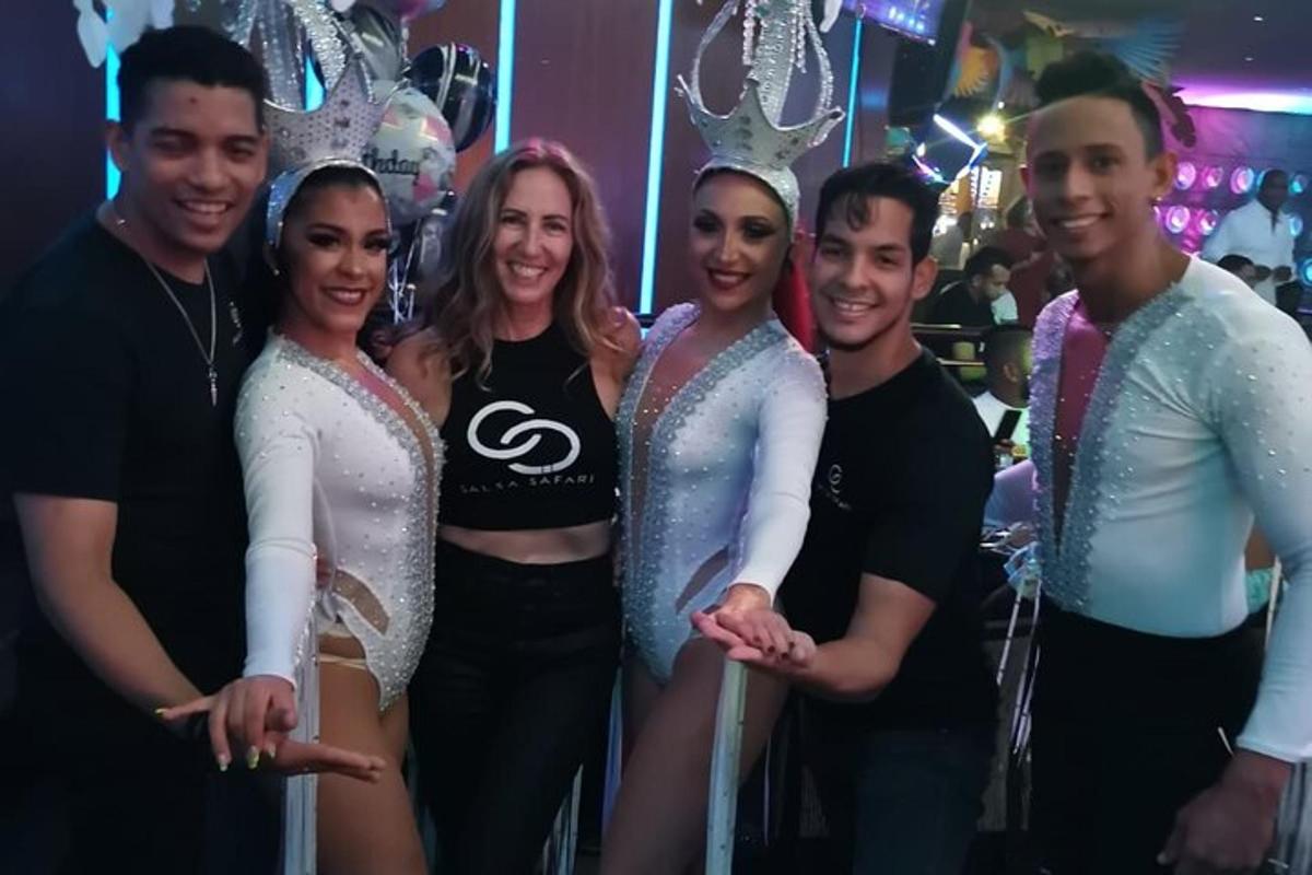 um grupo de pessoas posando para uma foto em uma festa