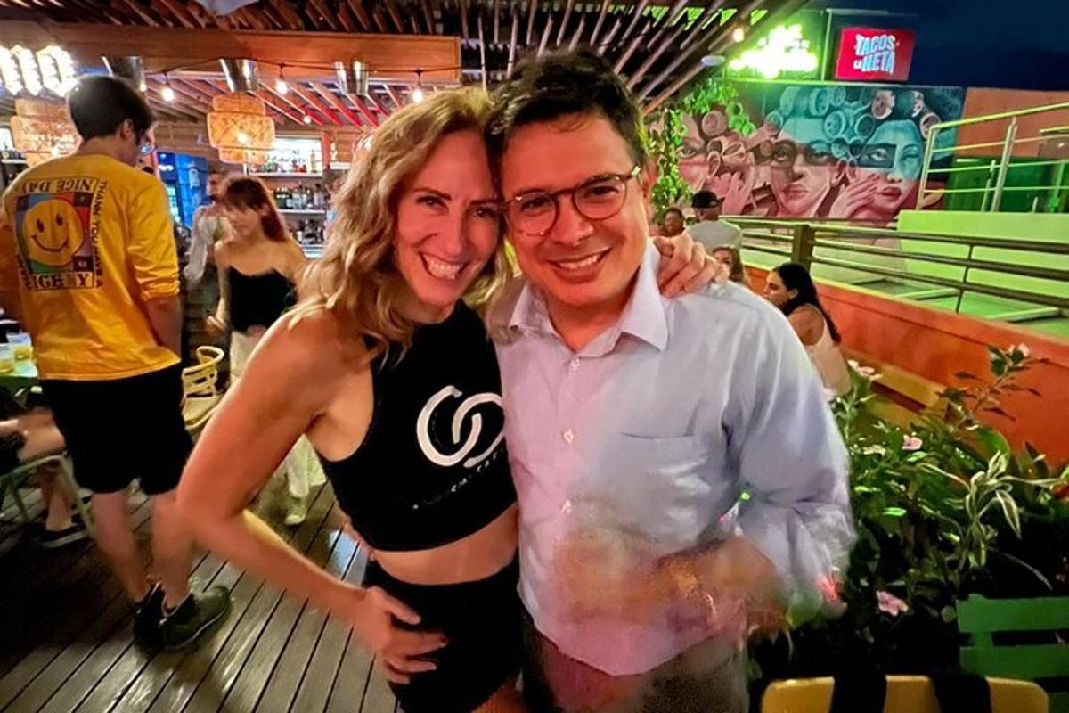 um homem e uma mulher posando para uma foto