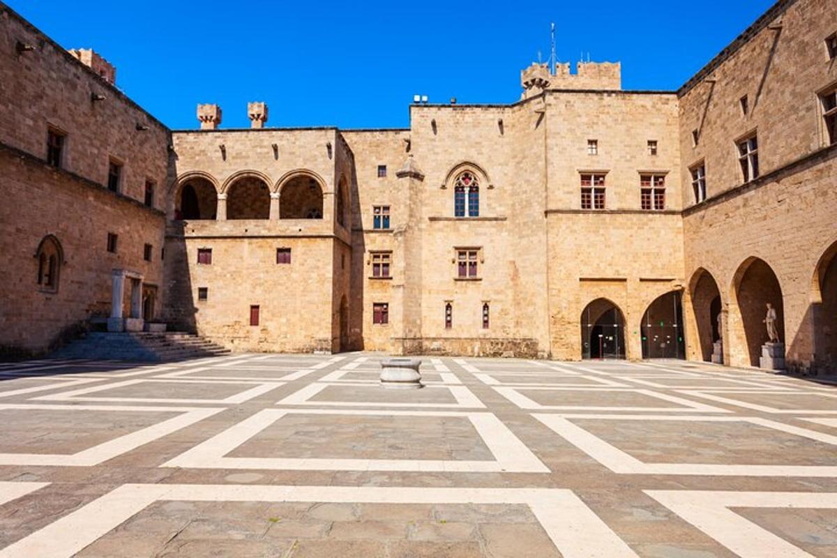 un cortile vuoto di un castello con un edificio