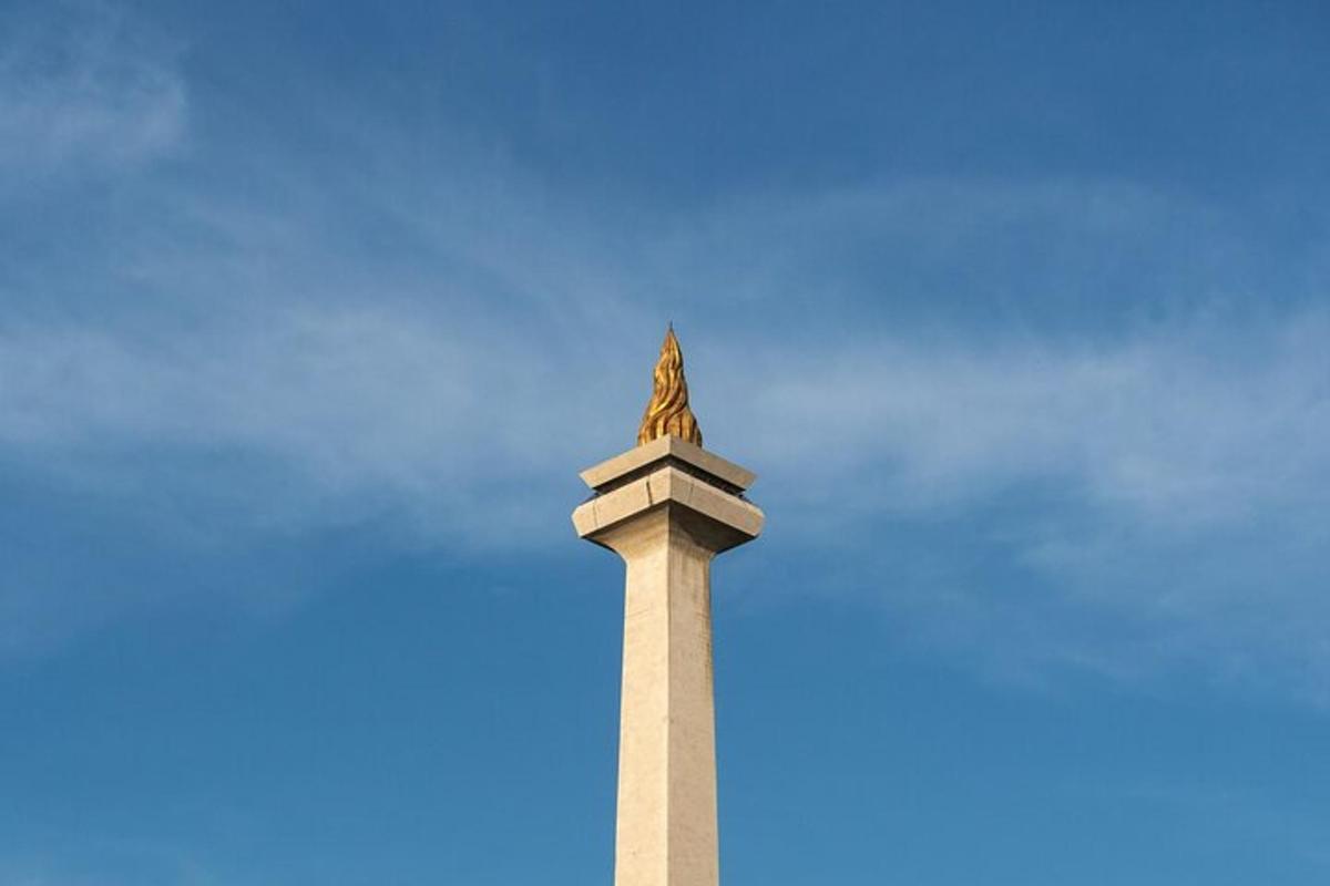 un monumento con una statua in cima