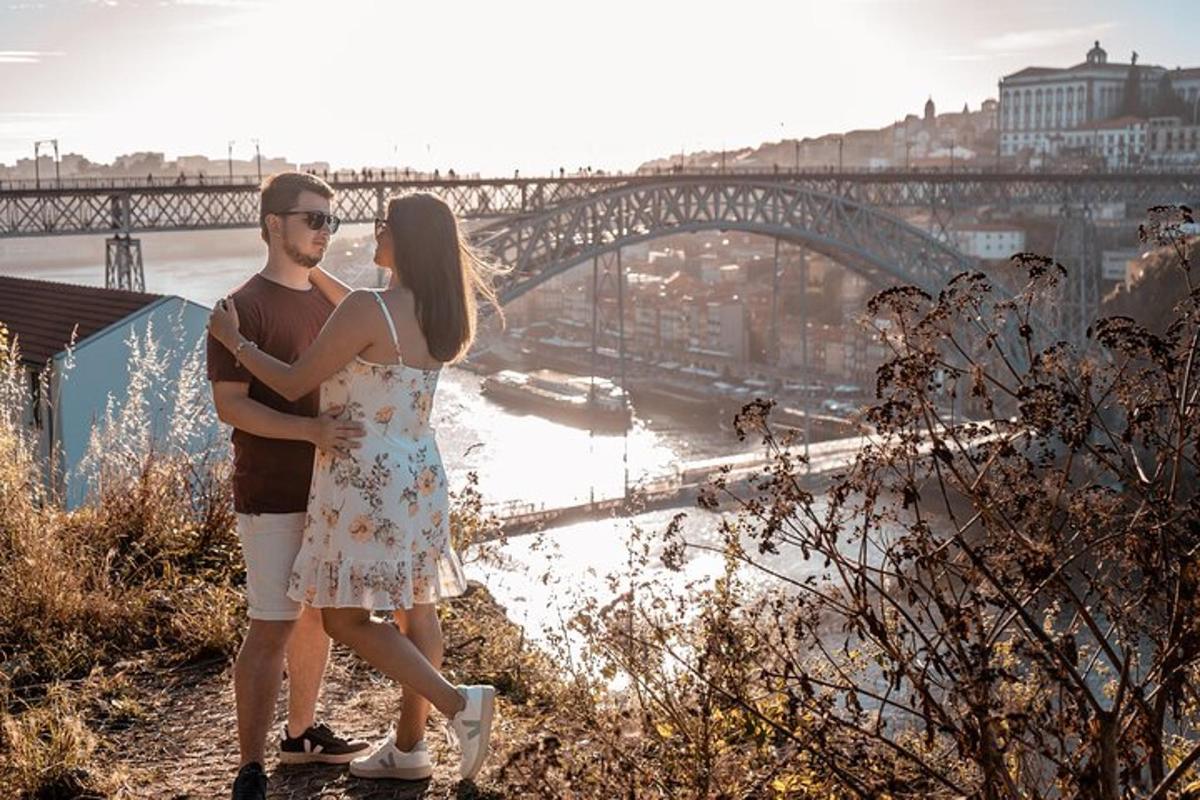Un hombre y una mujer de pie frente a un puente