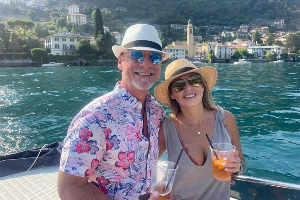 un homme et une femme debout sur un bateau