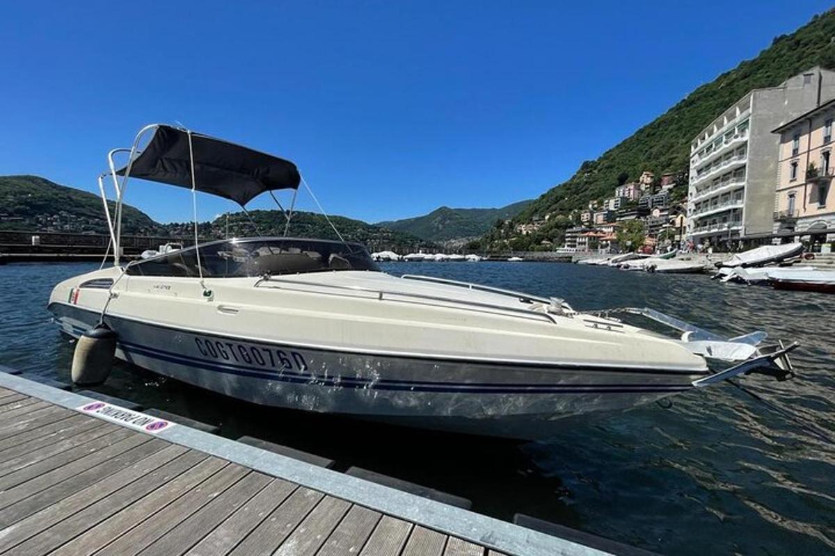 Un barco está atracado en un muelle en el agua.