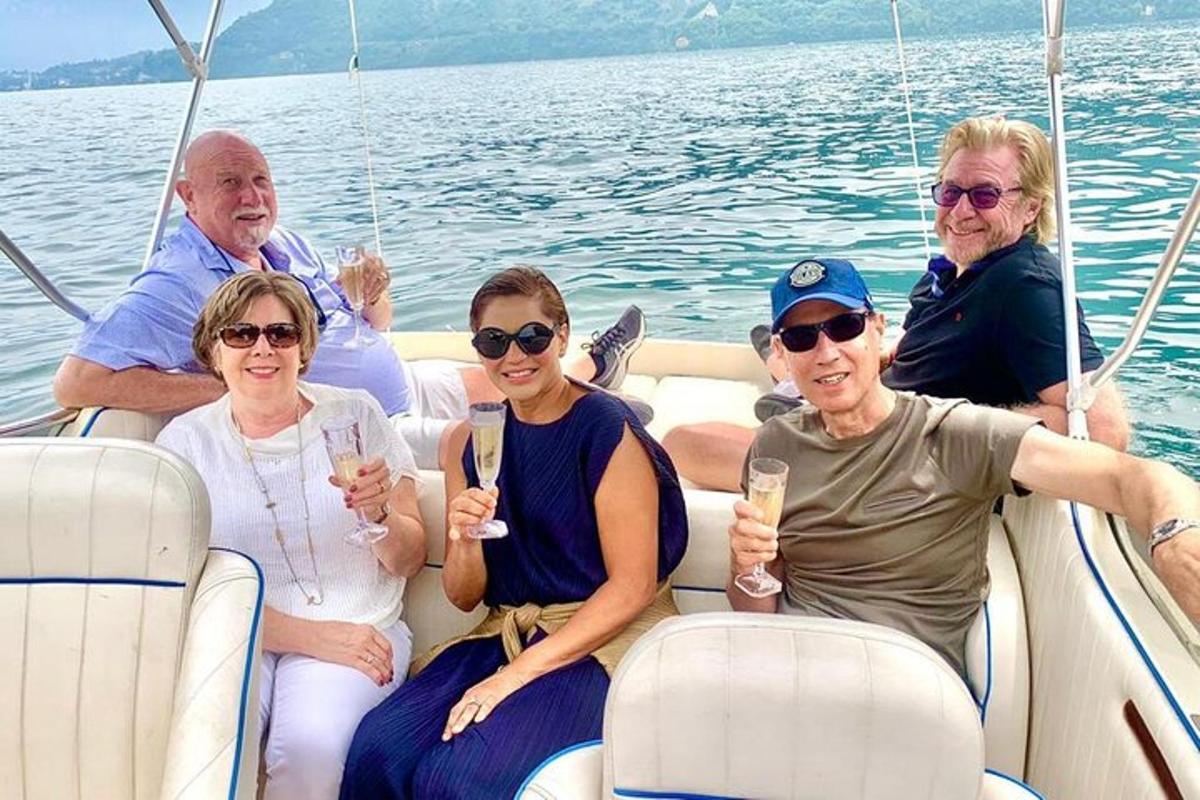 група људи који седе на задњем делу чамца