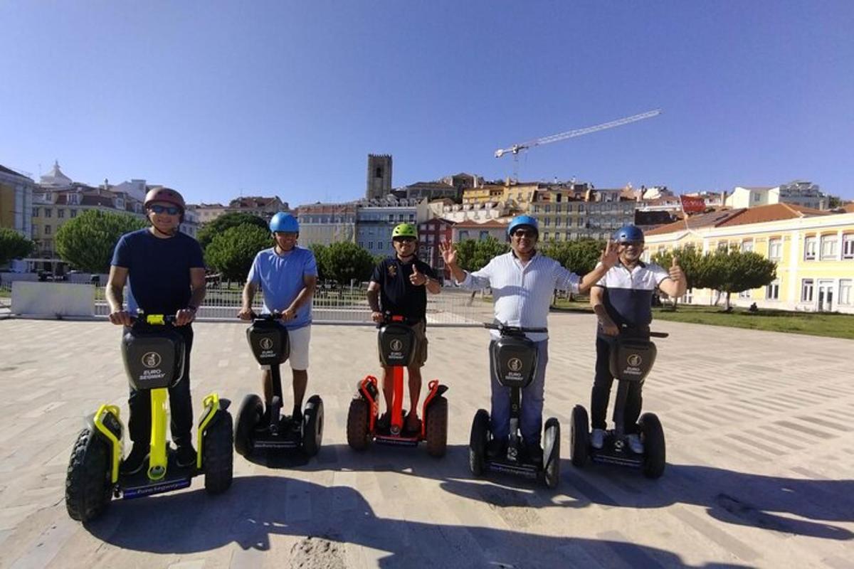hópur fólks hjólar á segway-hjólum