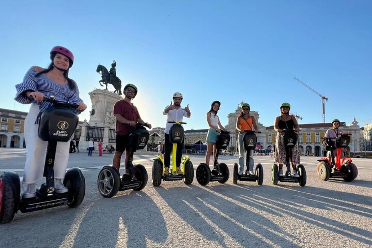 en gruppe mennesker kjører på segwayer