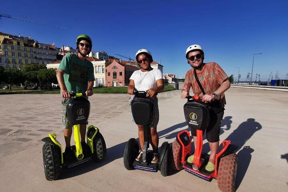 tres persones van en segifts per un carrer