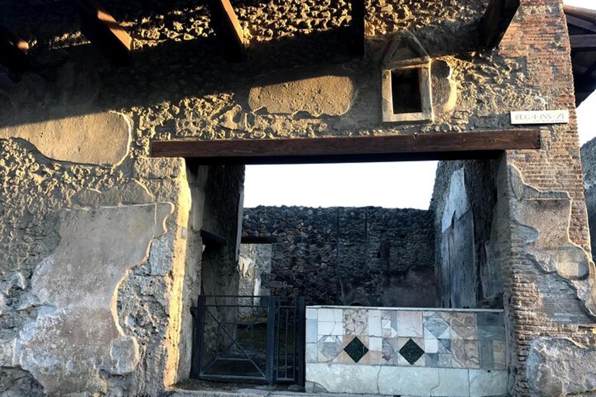 una entrada a un edificio con una ventana