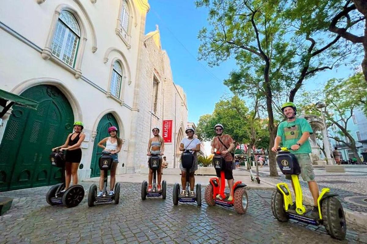 egy csoport ember segwayeken közlekedik az utcán