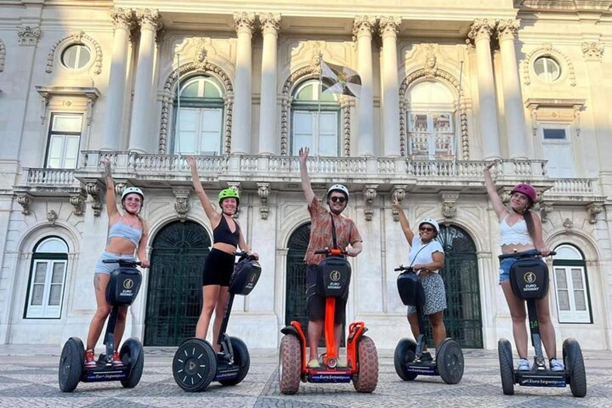 egy csoport ember segwayez egy épület előtt