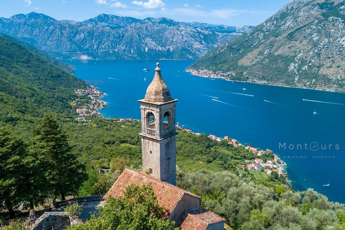 una torre de reloj en la parte superior de un edificio junto a un lago