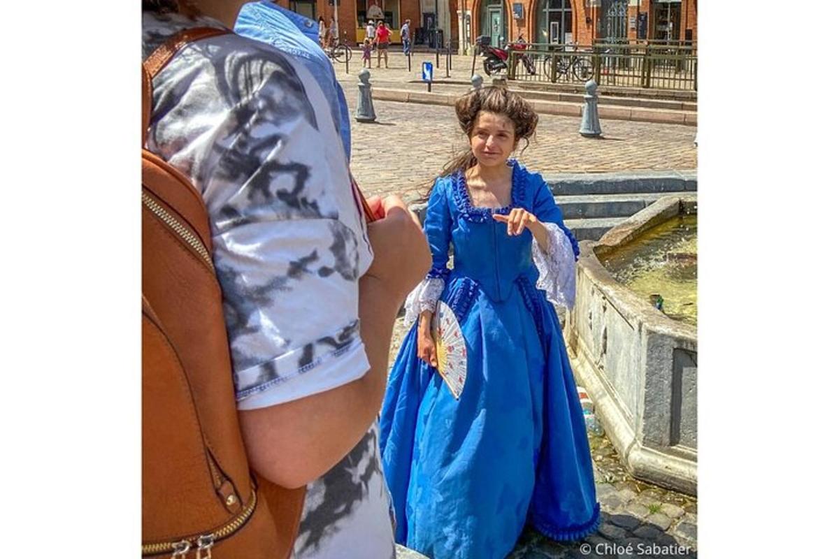 mlado dekle v modri obleki stoji poleg moškega