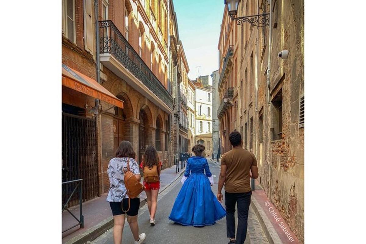 un gruppo di persone che camminano lungo una strada