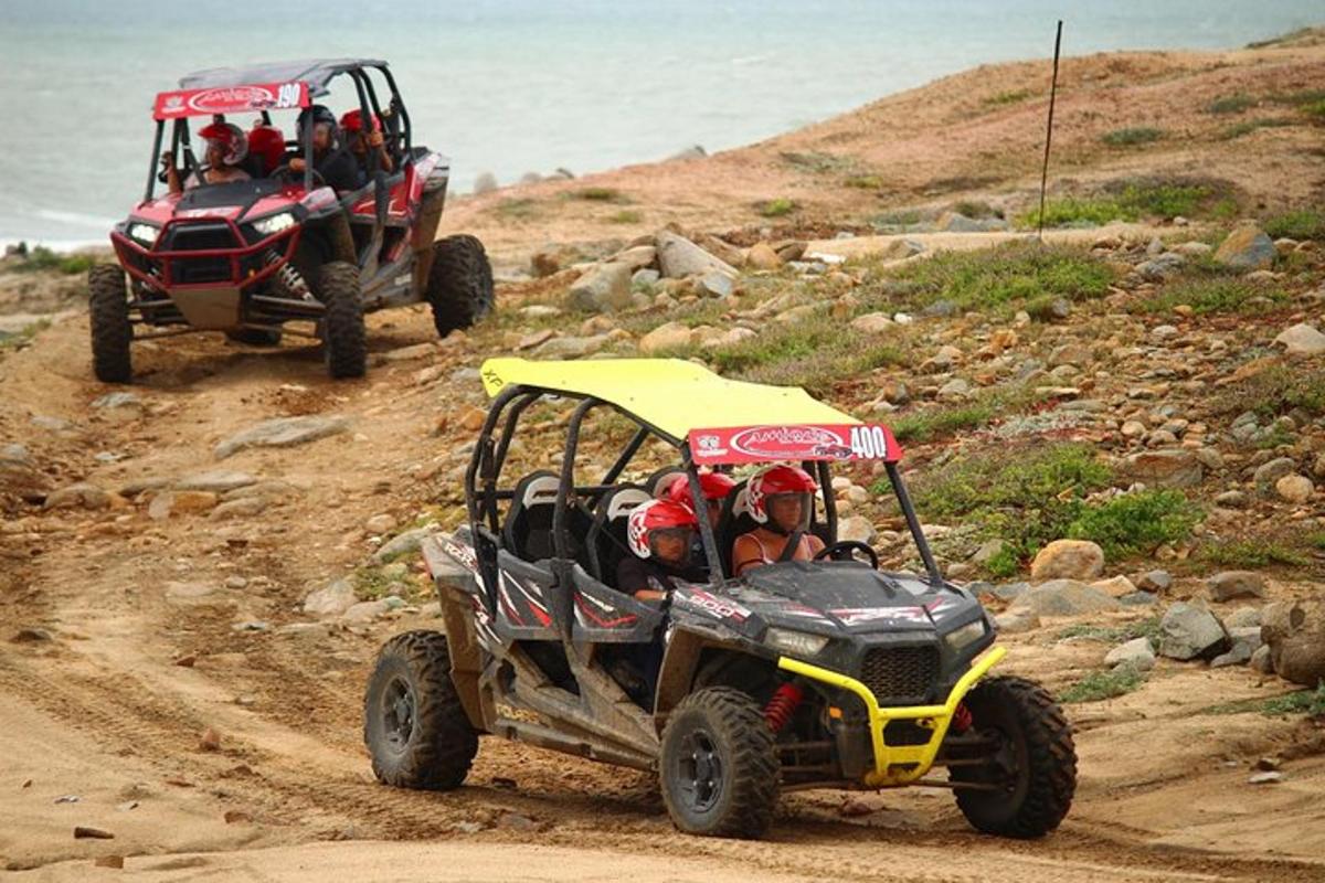 két ember ATV-vel közlekedik egy földúton