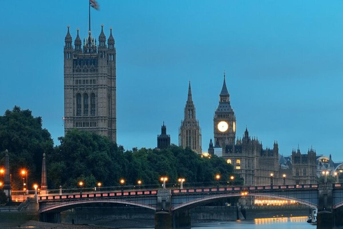 Pohled na hodinovou věž Big Ben a most