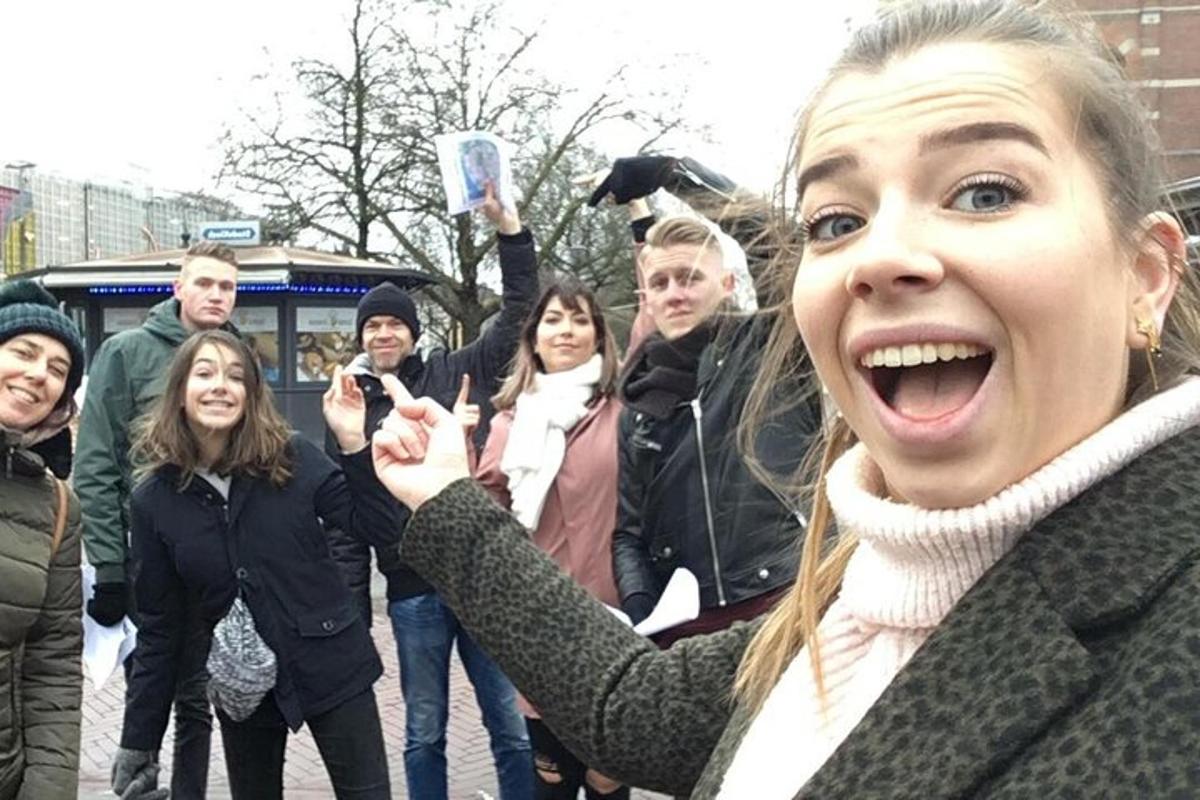 kona að taka mynd af hópi fólks
