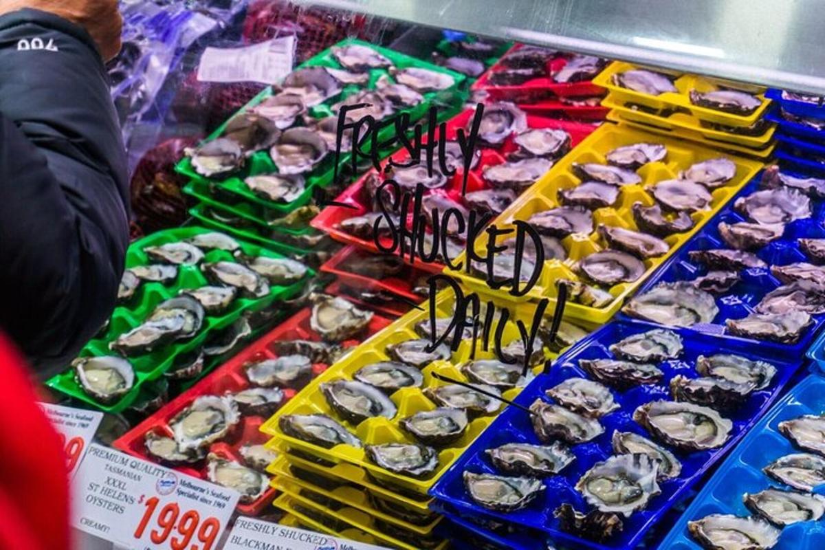 výstava různobarevných táců sushi