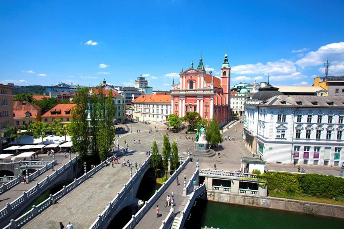 pogled na mesto z reko in stavbami