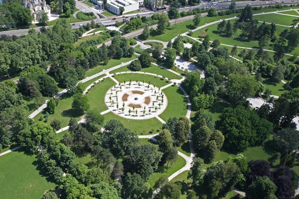 Una vista aérea de un parque con una flor en el medio.