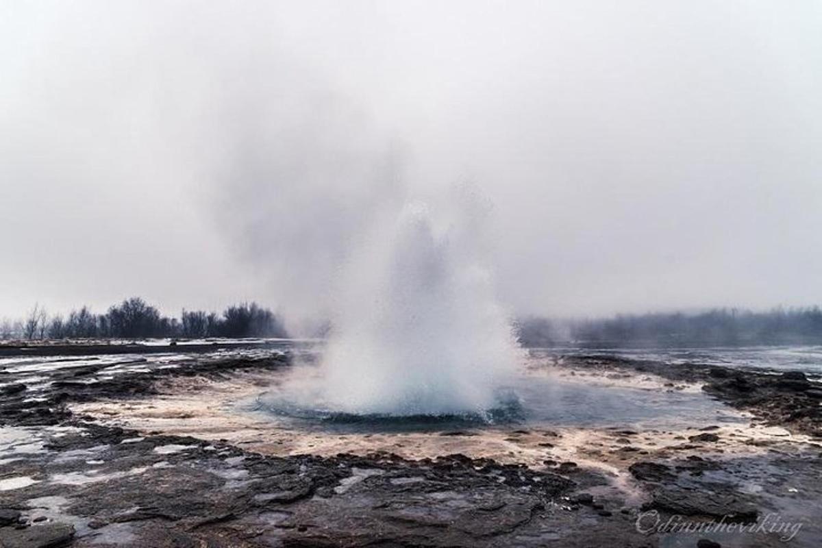 ein Dampf-Geysir mitten auf einem Feld