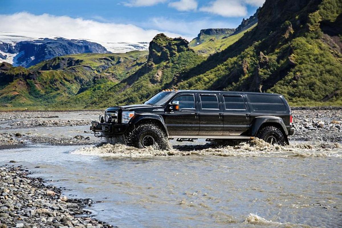 un camion nero che attraversa l'acqua di un fiume