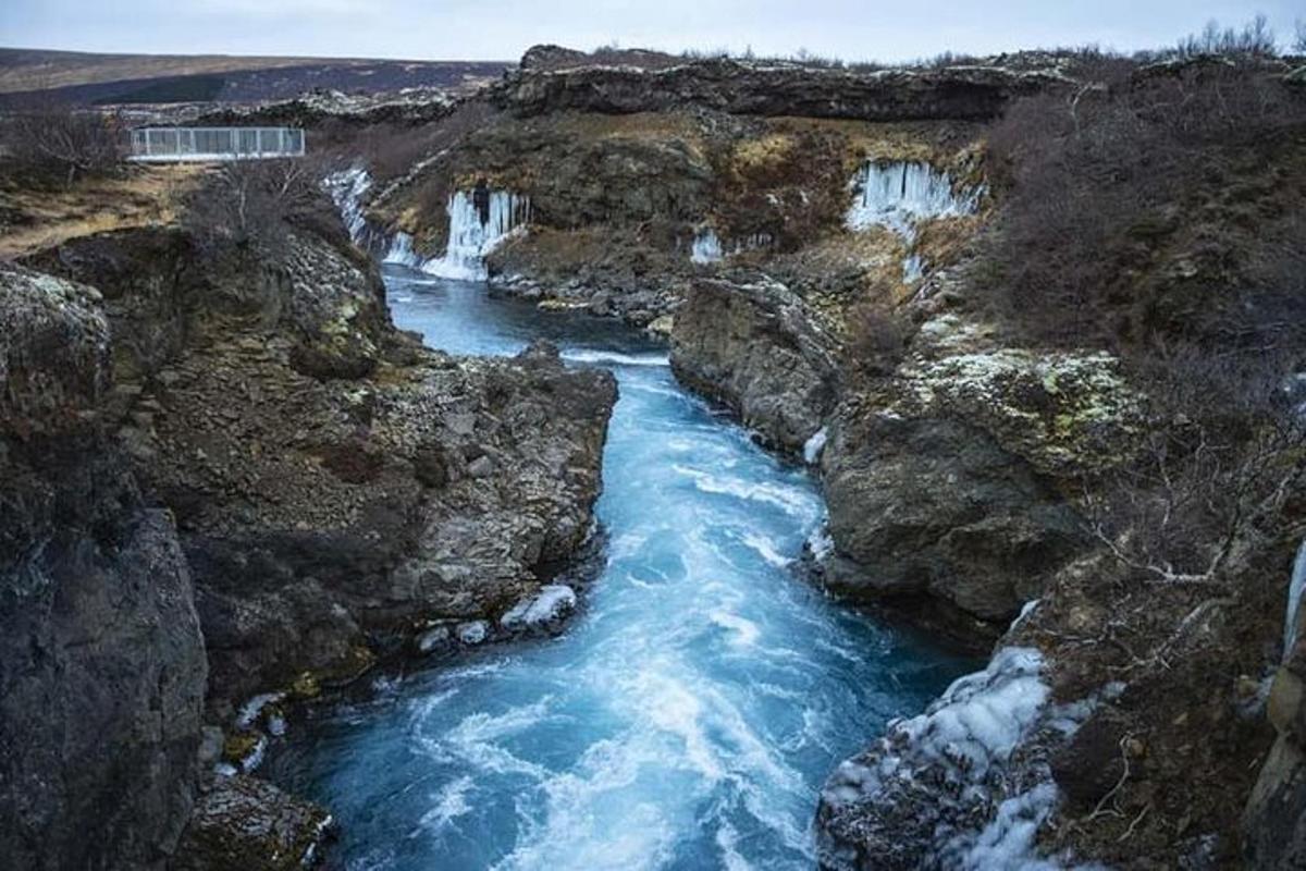 á þar sem vatn streymir um grýtta gljúfur