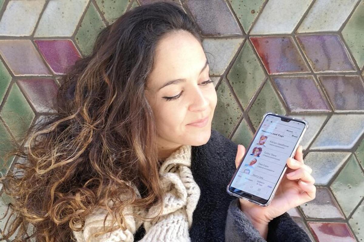 una donna sta guardando il suo cellulare