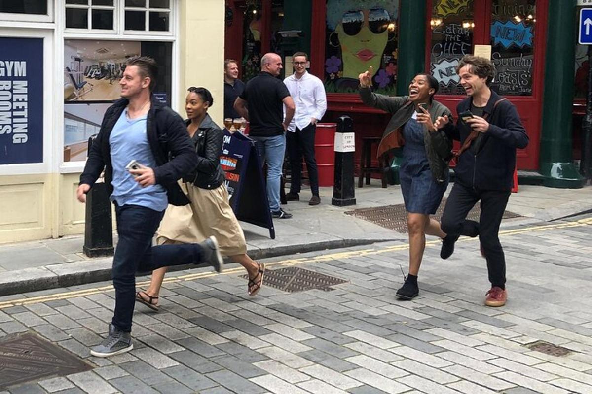 um grupo de pessoas correndo por uma rua da cidade