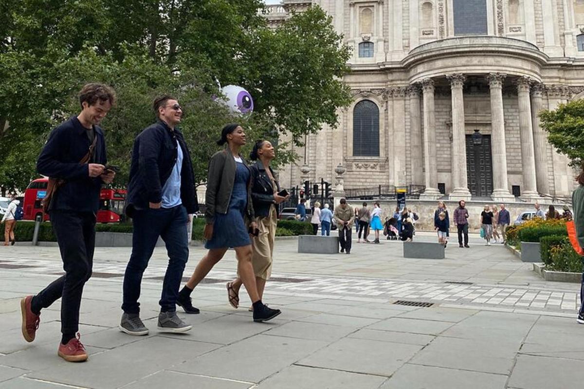 un gruppo di persone che camminano davanti a un edificio