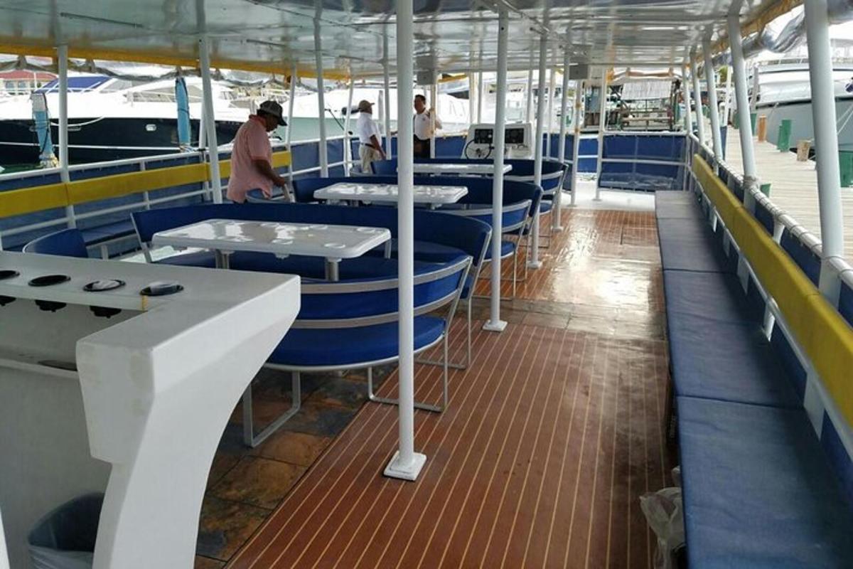 isang bangka na puno ng mga mesa at upuan sa isang bangka