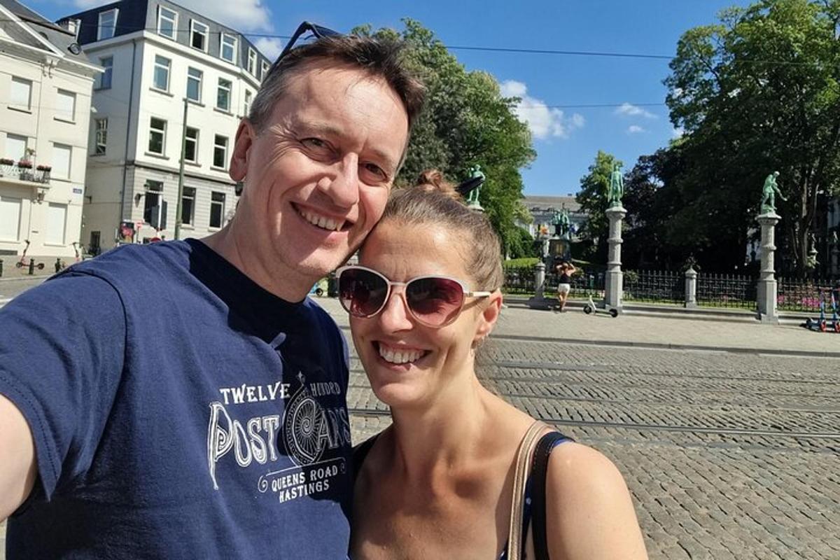 en mann og en kvinne poserer for et bilde