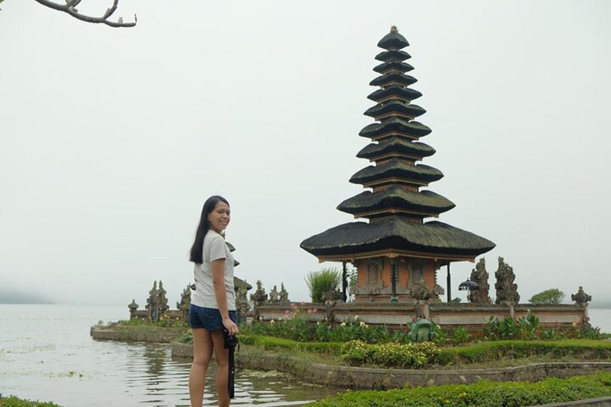 una mujer parada frente a una pagoda