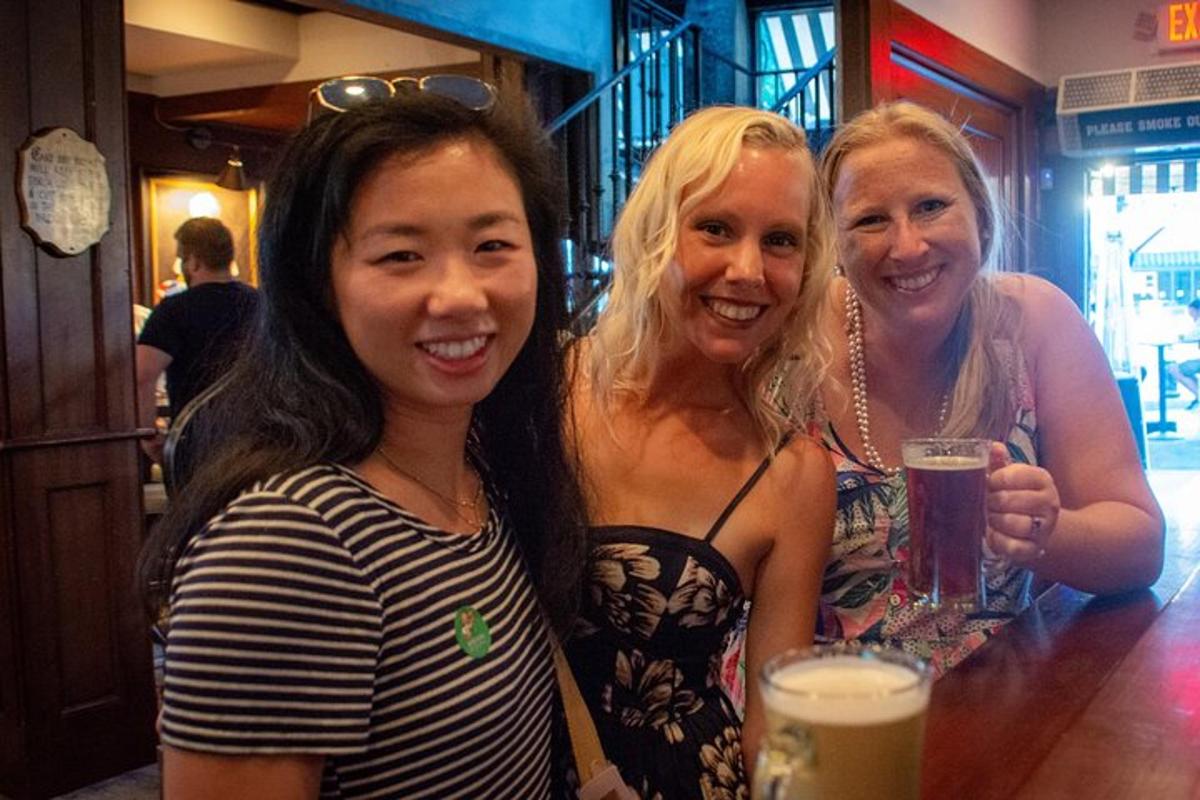 drie vrouwen poseren voor een foto in een bar