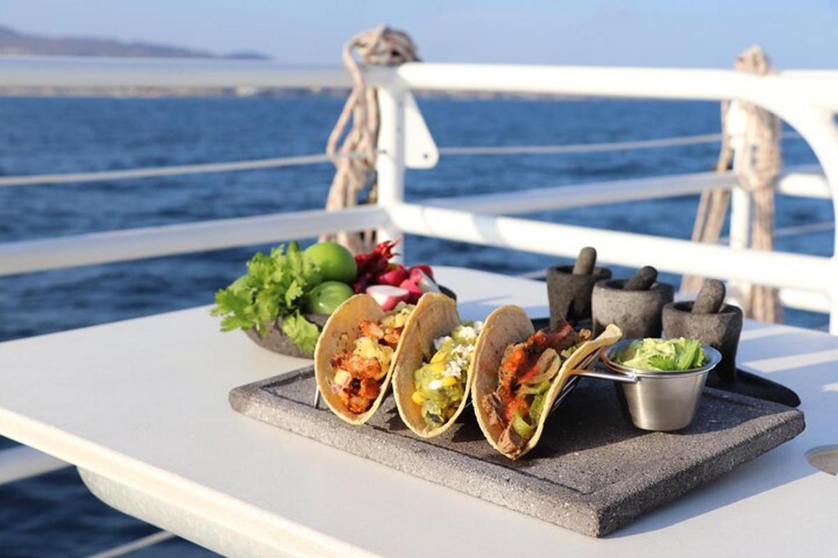ein Tablett mit Essen auf einem Tisch auf einem Boot