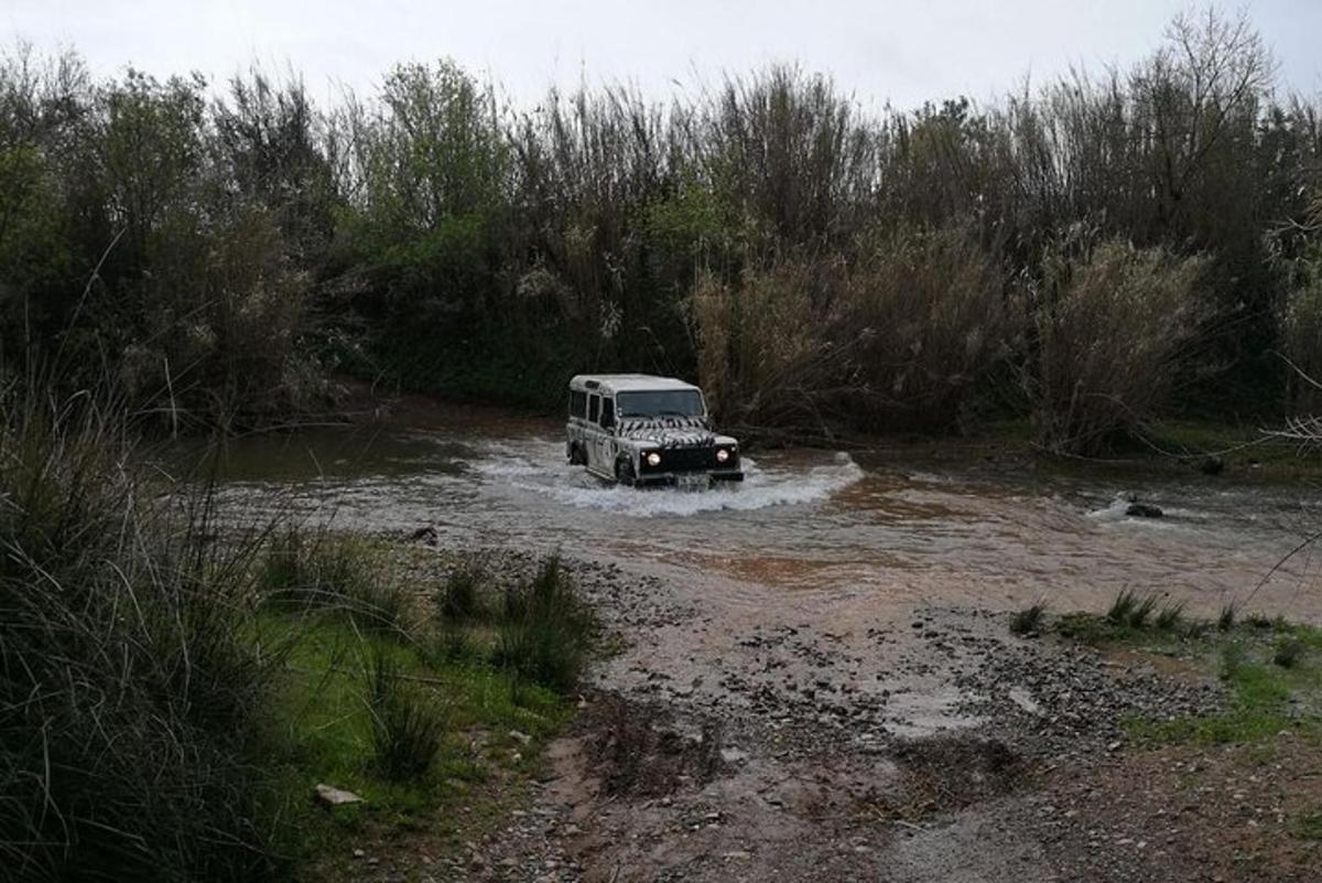 auto sõidab läbi mudase põllu