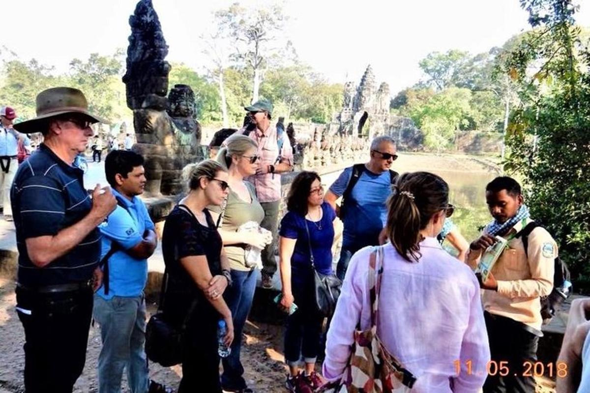 một nhóm người đứng xung quanh trước một ngôi đền