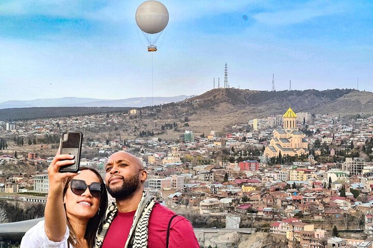 muž a žena fotografují město