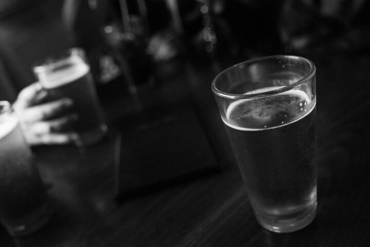 een glas bier op een tafel