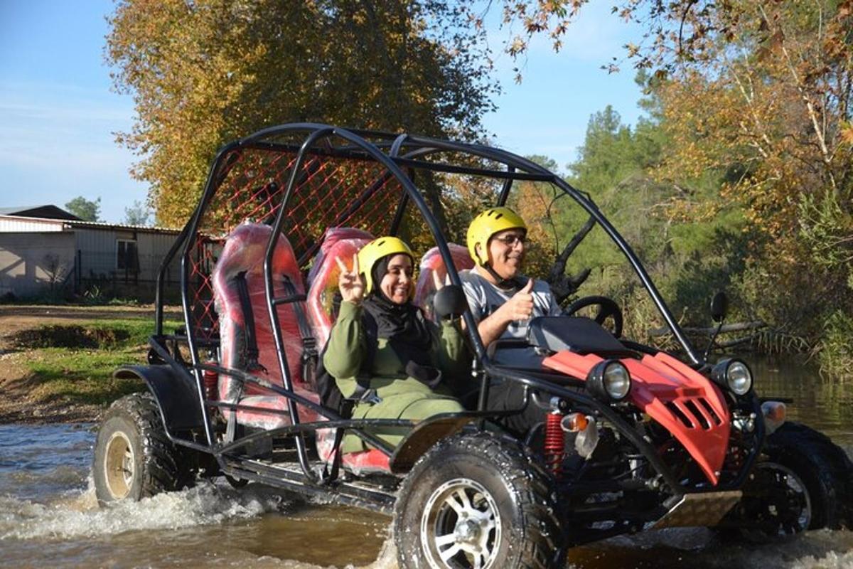 un home i una dona en un quad a l'aigua