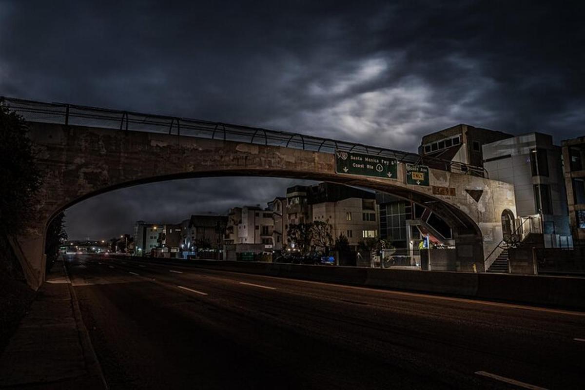 جسر فوق شارع المدينة مع سماء غائمة