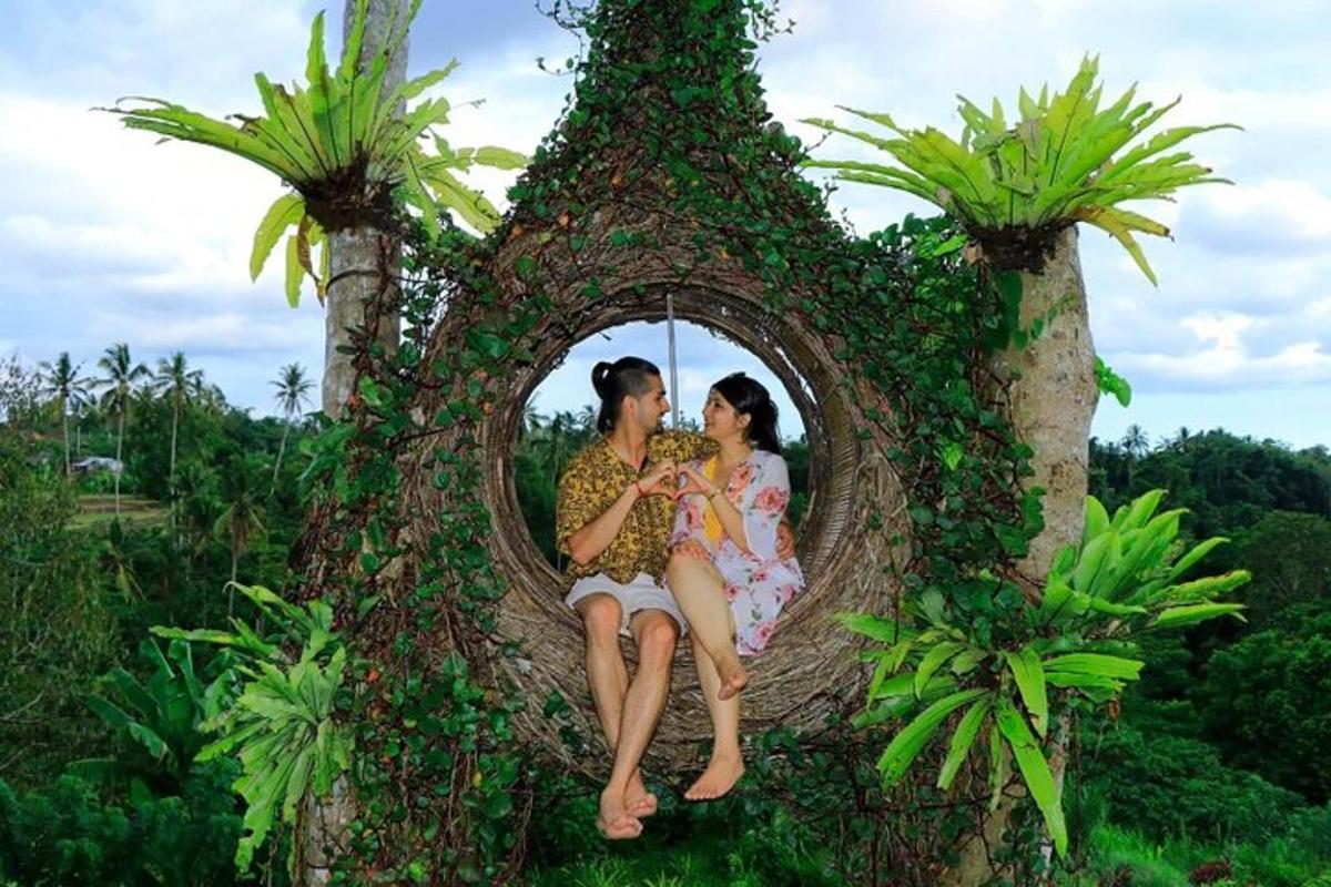 duas mulheres estão sentadas em um toco de árvore